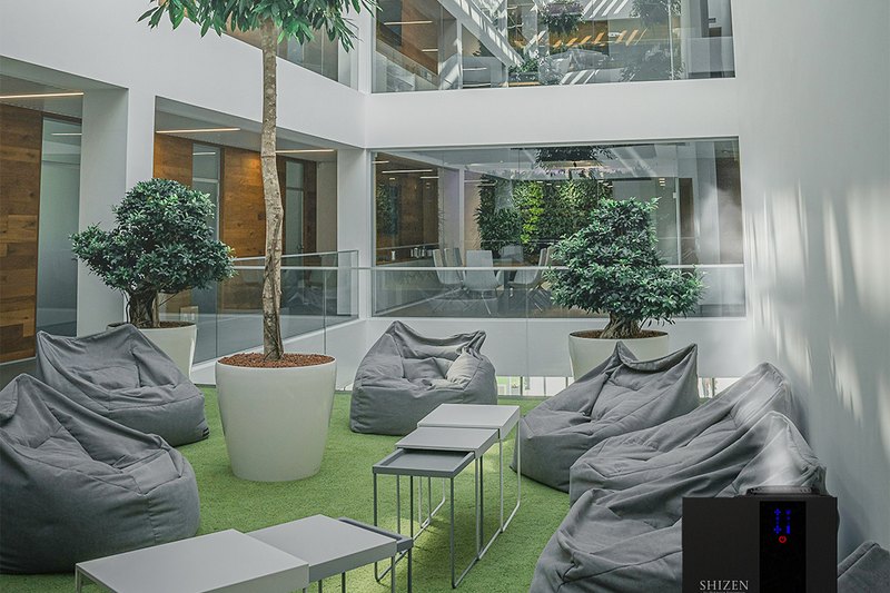 Shizen SBA1 di atrium kantor dengan bean bag dan pohon